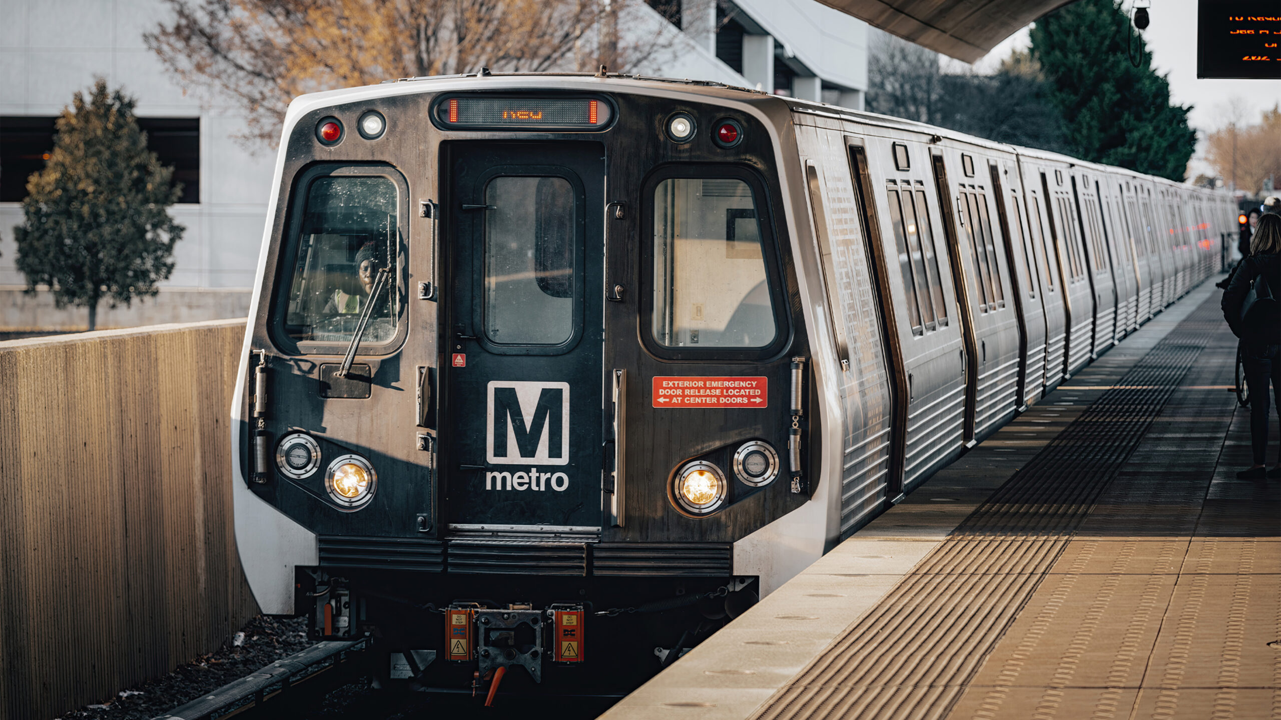 Metro: Red Line Car Doors Begin Opening Automatically; Four Stations to Close for Repairs